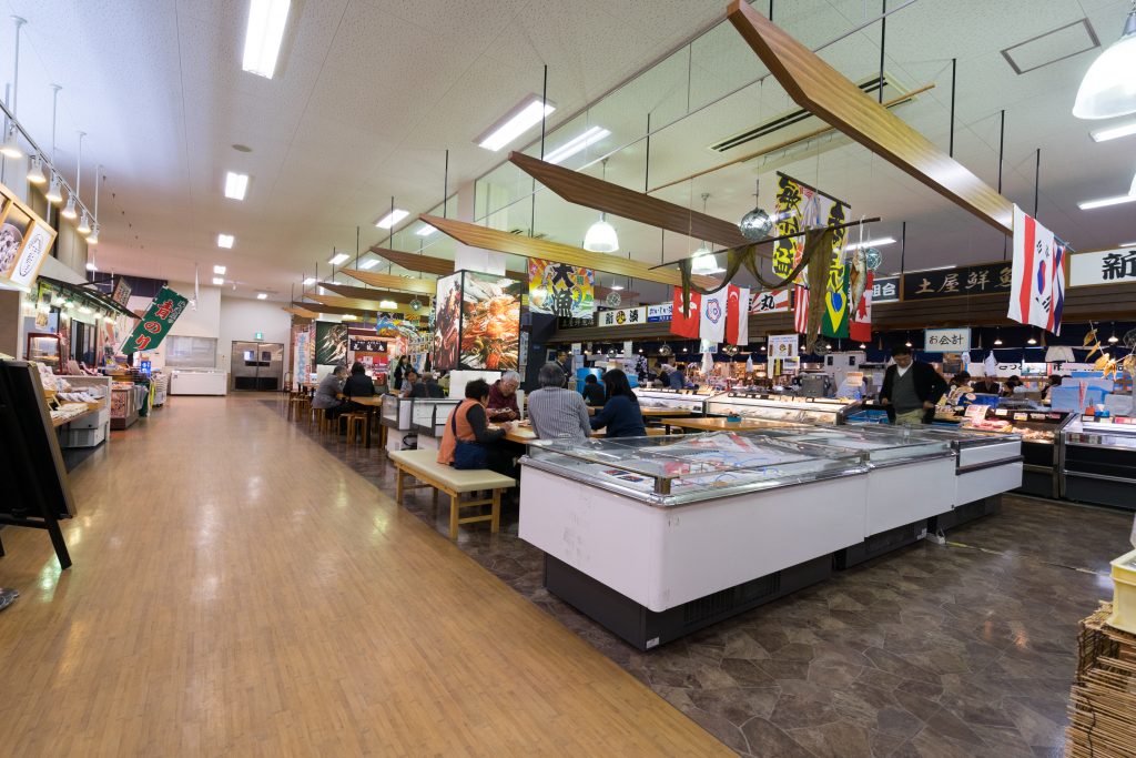 新湊S級グルメ 昼セリ風景と新湊紅白丼のランチ 富山旅行での観光や体験の予約なら観光・旅行予約サイト｜VISIT富山県