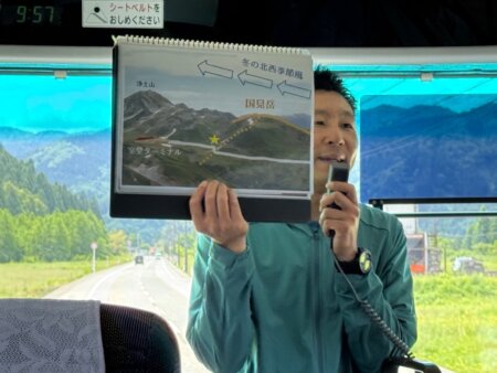 「秋の立山と彩りの大地の物語」（富山駅発着ガイド付き 立山黒部アルペンルート紅葉日帰りバスツアー/弥陀ヶ原ホテルで昼食付）