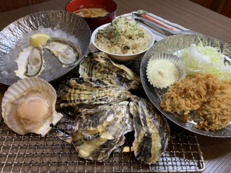 富山入善町で海洋深層水仕込みの牡蠣満喫昼食プラン (ガイド案内付き)