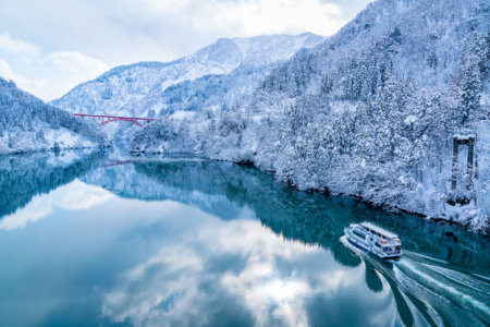 幻想的な庄川峡遊覧船と人気スポット 満喫ツアー