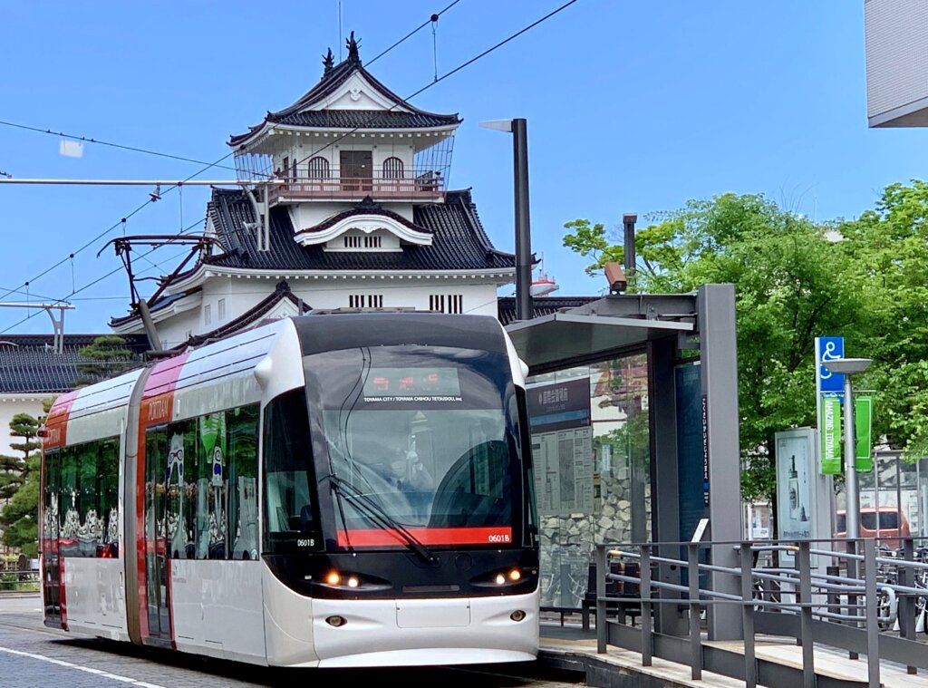富山市の『路面電車』に乗る前に知りたい9つのコト。 観光情報特集「TOYAMA STYLE」 VISIT富山県