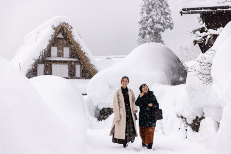 冬の五箇山で合掌造りの宿に泊まる。郷土料理や手すき和紙を体験